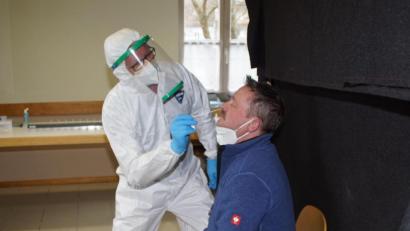 Bild: mmj
Erste Antigen-Schnelltests wurden am vergangenen Samstag bei der Rotkreuzgemeinschaft vorgenommen. Weitere Termine sind am 2. und 3. April.