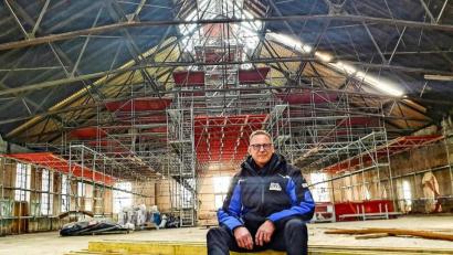 Bild: fph
Projektleiter Alexander Rieß ist begeistert davon, wie die Arbeiter in der Glasschleif zu Werke gehen.