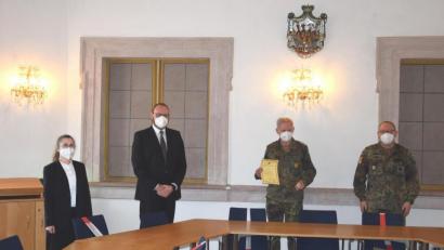 Bild: LRA Neustadt a.d.Waldnaab/Marcel Weidner
Friedrich Vetter vom Kreisverbindungskommando Neustadt/WN wird in den Ruhestand verabschiedet.