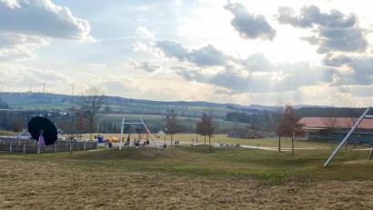Bild: ner
An sonnigen Tagen wird der Krummennaaber Bürgerpark gerne aufgesucht. Für die Kinder gibt es einige Spielgeräte.
