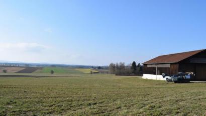 Bild: szl
Der Süd-Ost-Link verläuft von Mitterteich kommend östlich an der Kreisstadt vorbei. Bei Zeidlweid finden aktuell Probebohrungen statt (Bohrmaschine beim Gebäude). Mitarbeiter von Tennet stellten sich in der Stadtratssitzung am Donnerstag den Fragen des Gremiums.