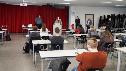 Bild: Stefan Malzer/LandkreisTirschenreuth/exb
Den Abschlussschülern am Stiftland-Gymnasium erläuterten (stehend, von links) Dr. Josef Scheiber, Landrat Roland Grillmeier, Schulleiter Albert Bauer und Oberregierungsrat Markus Zapf das mögliche neue Testmodell.