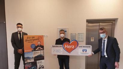 Bild: dob
Anton Zilbauer (rechts) von der Volksbank-Raiffeisenbank-Filiale in Vohenstrauß übergibt coronabedingt den Spendenscheck, der für zahlreiche Vereine gedacht ist, zusammen mit seinem Stellvertreter Gerhard Schriml (links) an Bürgermeister Andreas Wutzlhofer (Mitte).