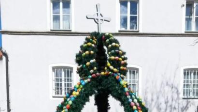 Bild: tok
Der Osterbrunnen in Püchersreuth ist eine Zierde für das Dorf.