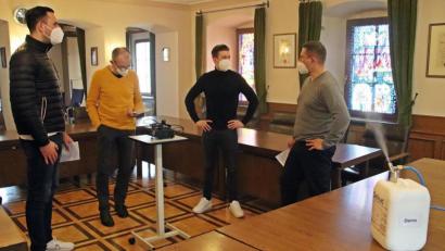 Bild: jma
Bei der Vorführung des Trockenverneblers im Sitzungssaal beobachten (von links) Thomas Györi, Zweiter Bürgermeister Karl Lorenz, Benjamin Eibisch und Bürgermeister Marcus Gradl die Wirkungsweise des Automatismus.