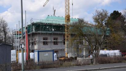 Bild: fla
Im Lobkowitzschloss herrscht Baustelle. Die energetische Sanierung schreitet nun voran.