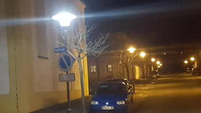 Bild: hme
Die Neudorfer Straßenlampe im Vordergrund ist mit der neutralweißen LED ausgestattet, dahinter sind die bisherige Lampen mit dem rötlichen Farbton zu erkennen.