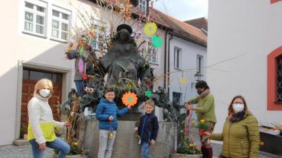 Bild: kro
Am vergangenen Freitag schmückte Kerstin Kurzeck (Zweite von rechts) mit Helfern und Helferinnen den Marienbrunnen gleich neben der Stadtpfarrkirche. Mit dabei war auch die Leiterin des katholischen Kinderhauses "Unsere liebe Frau", Monika Zeitler (rechts).