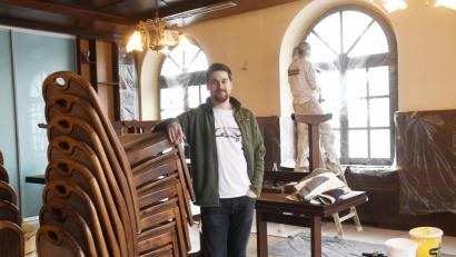 Archivbild: Gabi Schönberger
Adrian Kuhlemann Anfang 2020 auf der Baustelle, die ein halbes Jahr später sein Restaurant werden sollte. Der Neustädter Koch eröffnete mitten in der Coronakrise ein Lokal.