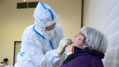 Bild: Sebastian Kahnert
Die Zahl der neu positiv auf das Coronavirus getesteten Bürger lag am Montag bei 2 in Weiden und 6 im Landkreis Neustadt.