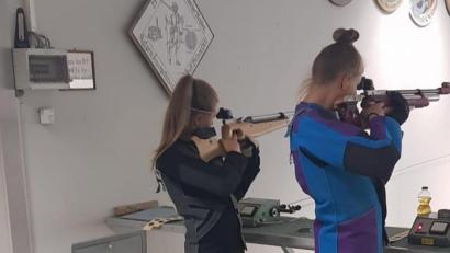 Bild: bk
Diese Zeit des wöchentlichen Schießsports sehnen Sarah Schönl aus Kaltenbrunn und ihre Freundin Theresa Neukam aus Preißach (von links) herbei.