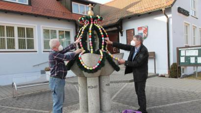 Bild: pi
Robert Götz (rechts) und Johann Bock bringen die neue Osterkrone in Georgenberg an.