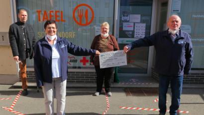 Bild: Hirsch
VdK-Vorsitzende Edda Ströll (Zweite von links) und ihr Stellvertreter Erwin Schieber (rechts) überreichten einen Scheck von 500 Euro an die Tafel-Vertreter Christoph Imbach (links) und Karin Seidel (Mitte).