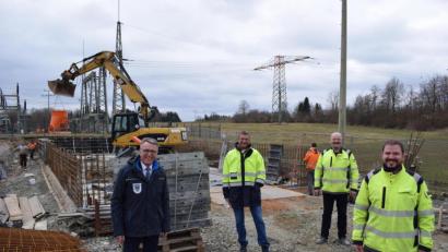 Bild: szl
Seit Anfang März entsteht neben dem Umspannwerk im Neulerchenfeldweg das neue Schalthaus der Stadtwerke. Über den Baustart freuen sich Bürgermeister Franz Stahl, Stadtwerke-Leiter Thomas Kraus, Bauleiter Karl Schwägerl und Projektleiter Tobias Schwägerl (von links).