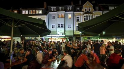 Archivbild: Florian Miedl/FPH
So sieht an einem Rawetzer Altstadtfest die gesamte Fußgängerzone auf. Dicht gedrängt feiern die Menschen. Solche Bilder wird es aber erst im nächsten Jahr wieder geben.