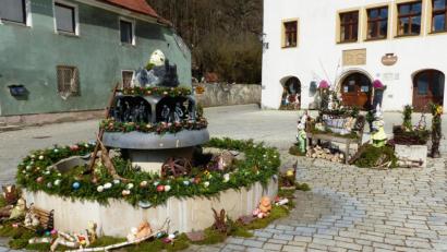 Bild: jp
Der Mini-Osterbrunnen am Kastler Marktplatz soll auch in Pandemiezeiten daran erinnern, dass Ideen und Gemeinschaften noch leben und nicht ausgestorben sind.