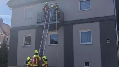 Bild: Feuerwehr Weiherhammer/exb
Mittel Steckleiter gelangte die Feuerwehr auf einen brennenden Balkon in Weiherhammer.