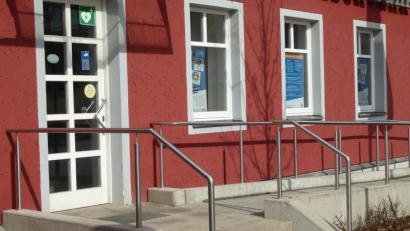 Bild: fsb
Die Pfarr- und Gemeindebücherei soll in den bald leerstehenden Räumen einer Bank eine neue Heimat finden.