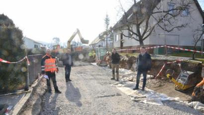 Bild: bey
Noch notwendige Arbeiten beim Ausbau der Fasanenstraße besprechen Dietmar Hammerl, Bamler Bauingenieure GmbH, Bauamtsleiter Uli Rupprecht, Juniorchef Tobias Baumer, Firma Michael Baumer, und Bürgermeister Rainer Rewitzer (von links) vor Ort.