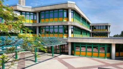 Bild: hka
Ruhe herrscht momentan in der Krötensee-Mittelschule.. Nach den Osterferien bereiten sich hier die Schülerinnen und Schüler der zehnten Klassen auf ihre Prüfungen vor.
