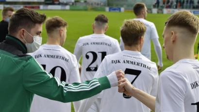 Archivbild: Hubert Ziegler
Es reicht mit dem Corona-Gruß auf dem Platz. Neben den 17 unterzeichnenden Vereinen der Bayern- und Landesliga stimmt auch die DJK Ammerthal einem sofortigem Abbruch der Saison zu.