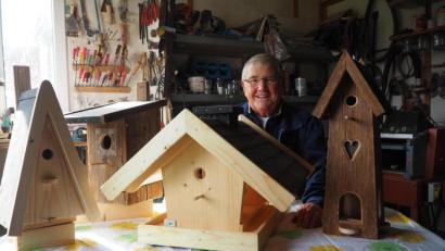 Bild: bl
Vogelhaus-Architekt Georg Schwarzbauer kann sich auch im Lockdown nicht über Aufträge beklagen. "Es soll ja schließlich ein Hobby bleiben", schränkt er ein, wenn mal Flaute ist.