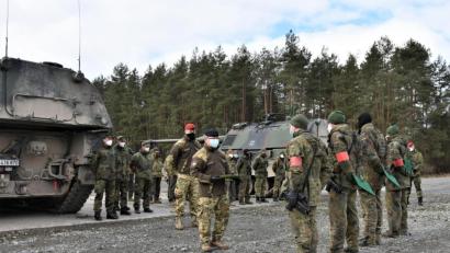 Bild: Mario Hönig/exb
Der ungarische Oberst Janos Csombok verleiht vor angetretener Front den deutschen Ausbildern zur Anerkennung eine Dankurkunde.