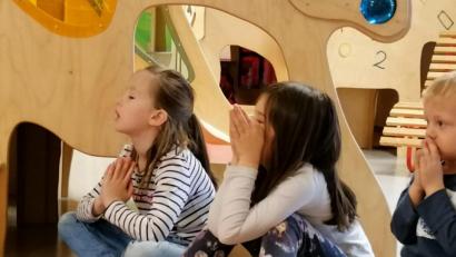 Bild: ads
Hautnah erlebten heuer die Kinder der Notgruppe in der KiTa St. Vitus die Passionsgeschichte in einer kleinen Geschichte, die sie sehr betroffen machte.