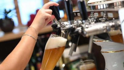Bild: Angelika Warmuth/dpa
Eine Bedienung zapft Bier in einem Wirtshaus.