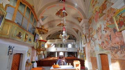 Bild: tsp
Die Kirche in Stein gilt als ein Kleinod der Stiftländischen Kirchenbaukunst. Im Hintergrund unterhalb und auf der Empore sind die vier Bilder zu erkennen, die nun Maurus Fuchs zugeordnet wurden. Rechts ist das "Gottesgericht" von Oskar Tytlik zu sehen, das dieser 1947 gemalt hat. Bekannt wurde es, da Adolf Hitler in der Hölle schmort.