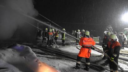 Bild: Peter Nickl
Die Feuerwehrleute hatten auf rutschiger Unterlage und bei beengten Zufahrtsmöglichkeiten einen schwierigen Einsatz.