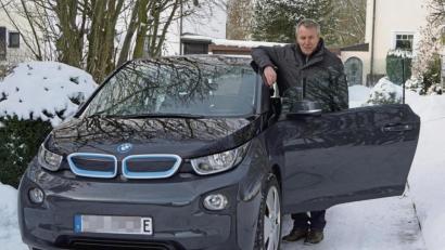 Bild: Armin Eger
Seit August 2016 ist der Wiesauer Helmut Konrad mit seinem E-Auto unterwegs. 100 000 Kilometer – die meisten davon zwischen Wohnung und Arbeit – hat der 61-Jährige mit dem BMW zurückgelegt. Und er ist immer noch so begeistert wie am ersten Tag.