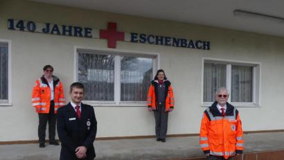 Bild: rn
Stellvertretender Kreisbereitschaftsleiter Thomas Rauch (vorne links) gratuliert dem Führungstrio der BRK-Bereitschaft Eschenbach mit (von rechts) Rudolf Morgenstern, Marina Bernhardt und Petra Luber.