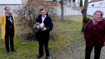 Bild: le
Pfarrer Max Früchtl war einer der ersten, der mit dem Ostergeschenk und der neuen Seniorenpost des Katholischen Seniorenkreises von Leiterin Marlene Noetzel und Christine Riebl überrascht wurde.