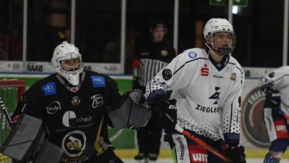Archivbild: gb
Adrian Klein (rechts), hier noch im Trikot der Blue Devils Weiden, erzielte am Sonntag sein erstes Tor in der DEL für die Straubing Tigers.