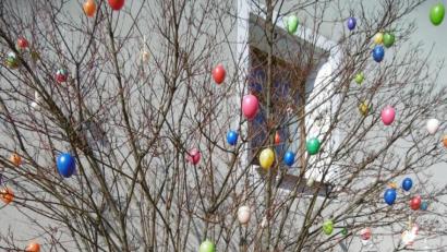 Bild: mma
Ein wenig Osterfreude bereiten die in der Gemeinde Hahnbach verteilten Ostersträucher.