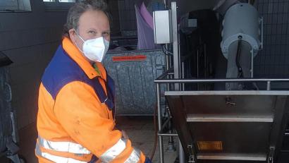 Bild: ld
Bernhard Schindler in seiner Doppelfunktion als Bürgermeister und Versorger hat Interesse, dass die Kläranlage optimal ihren Dienst tut. 2022 gibt es beim Benchmarking einen Vergleich mit noch besseren Anlagen.