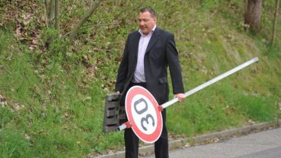 Archivbild: ref
Als Leiter der Sportförderung beim Landratsamt Amberg-Sulzbach ist Robert Graf in erster Linie für den organisatorischen Teil des Landkreislaufes zuständig. Wenn Not am Mann ist, übernimmt er aber auch schon mal die Verkehrsregelung und stellt ein Tempo-30-Schild auf.