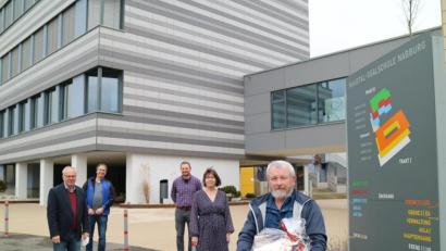 Bild: Matthias Bösl/exb
Das Bild zeigt (von links) bei der Verabschiedung: Johann Vollath (Konrektor), Tobias Dobler (Hausmeister), Thomas Eckl (Personalratsvorsitzender), Hannelore Reil-Heining (Schulleiterin) und Hans Eckl.