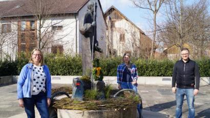 Bild: du
Die Frauen-Union Schirmitz mit Vorsitzender Ariane Heigl, Schriftführerin Stefanie Krapf und Bürgermeister Ernst Lenk (von links) haben am Dorfbrunnen ein Nest vorbereitet. Die Kinder sind jetzt aufgerufen, bunt bemalte Ostereier am Brunnen aufzuhängen.