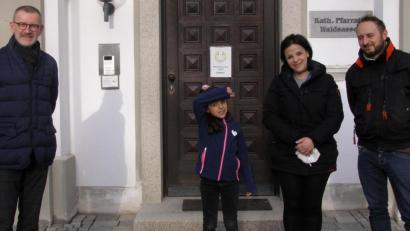 Bild: pz
Elisabetta Minniti (im Bild mit ihrem Mann Luigi Stillo und Tochter Chiara) freut sich zusammen mit Stadtpfarrer Dr. Thomas Vogl auf die Tauffeier in der Osternacht.