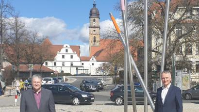 Bild: paf
Über ein ausgezeichnetes Ergebnis bei seiner Wiederwahl zum Kreisvorsitzenden der CSU Amberg-Sulzbach konnte sich Harald Schwartz (rechts) freuen. Einer seiner ersten Gratulanten war Landrat Richard Reisinger.