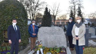 Bild: uz
Oberbürgermeister Jens Meyer, Alt-Oberbürgermeister Kurt Seggewiß, stellvertretender Stadtverbandsvorsitzender Herbert Schmidt und Stadtverbandsvorsitzende Sabine Zeidler am Grab von Alt-Oberbürgermeister Hans Bauer.