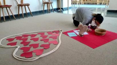 Bild: Regina Probst/exb
Bei der Versöhnungsrallye in der Pfarrkirche St. Michael Poppenricht dürfen die Kinder ein großes Herz mit kleinen persönlichen Herzen füllen.