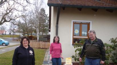 Bild: ct
Leiterin Sonja Schnellinger (links) und Erzieherin Monika Krieger von der Kita St. Martin freuen sich sehr über die Idee und die Spende des Obst- und Gartenbauvereins mit seinem Vorsitzenden Armin Heuberger.