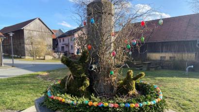 Bild: Claudia Thoma/exb
Der Osterbrunnen in Ilsenbach ist ein Nest für zwei Moos-Osterhasen.