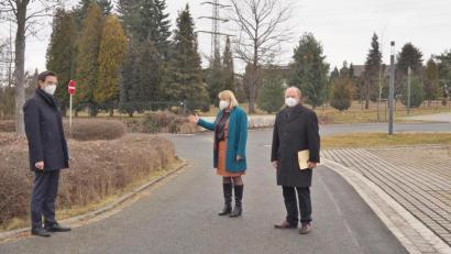 Bild: Bühner
Hier ungefähr soll der neue Modulbau der OTH in Weiden stehen, zeigt OTH-Präsidentin Andrea Klug beim Besuch des Landtagsabgeordneten Stephan Oetzinger (links). Mit dabei auch Professor Wolfgang Weber.