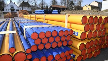 Bild: Petra Hartl
Das Material ist schon da. Die neuen Gas- und Wasserrohre für die Erneuerung der Leitungsnetzes in der Mooslohstraße sind bereits in Sichtweite des Martin-Schalling-Hauses in der Prößlstraße aufgeschichtet. Bis Jahresende sollen sie in der Mooslohstraße eingebaut sein.