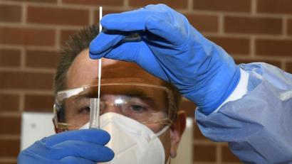 Bild: Petra Hartl
Schnelltests, wie hier beim BRK, sind derzeit ein wichtiges Mittel im Kampf gegen Corona.