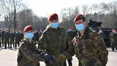 Bild: Mario Hönig/Bundeswehr
Oberstleutnant Stefan Zadlo (Mitte) entbindet Major Christoph Bärmann von und beauftragt Hauptmann Laura Paust mit der Führung, Ausbildung und Erziehung der 5. Batterie.
